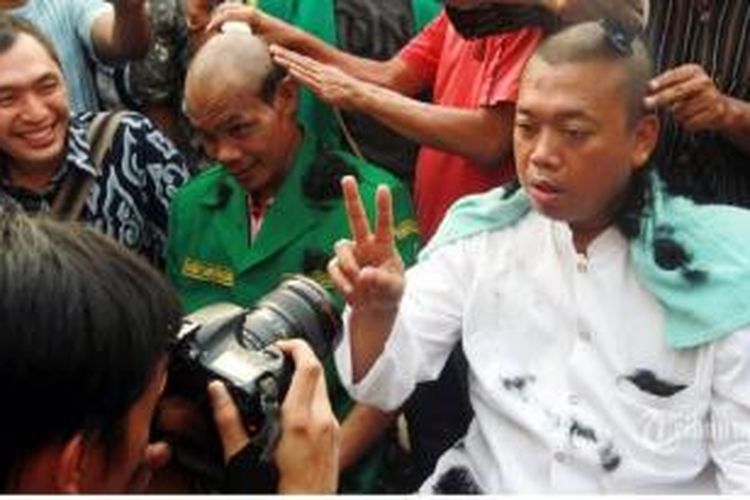 Ketua GP Ansor Nusron Wahid (baju putih) dan sejumlah pemuda GP Ansor melakukan aksi botak rambut atas kemenangan suara pasangan capres-cawapres Jokowi-JK di kantor GP Ansor Jalan Kramat raya, Jakarta Pusat, Selasa (22/7/2014). 