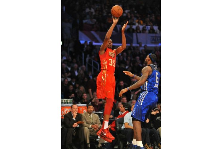 Kevin Durant saat membela wilayah barat dalam NBA All-Star 2011 yang digelar di Staples Center, LA pada tangal 20 Februari.