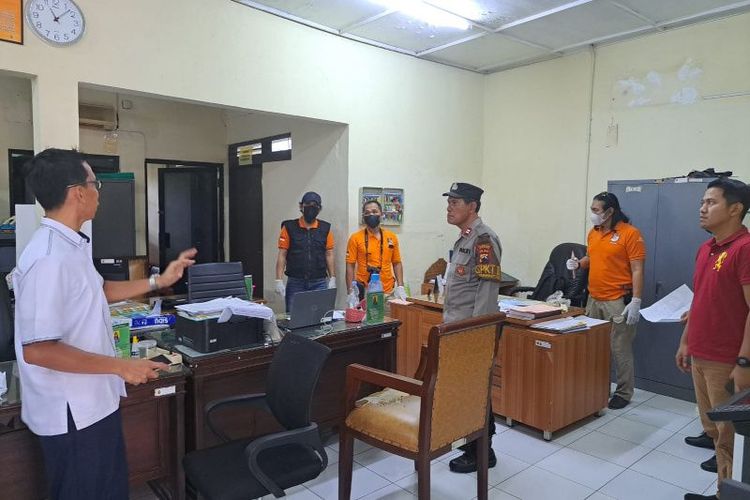Petugas Inafis Polrestabes Semarang melakukan TKP pencurian di PN Semarang, Senin (10/4/2023). 