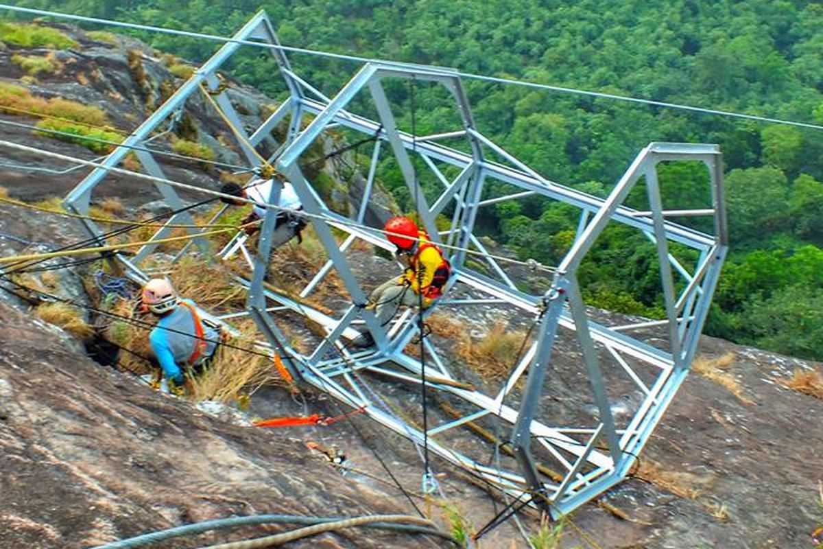 Pembangunan hotel gantung di sisi tebing Gunung Parang, Purwakarta.