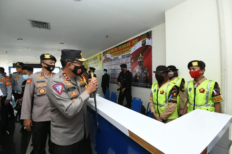 Kepala Korlantas Polri, Irjen Pol Istiono melakukan pengecekan kesiapan pengamanan libur Natal dan tahun baru 2021 di Terminal Pulo Gebang, Jakarta Timur, Selasa (22/12/2020).