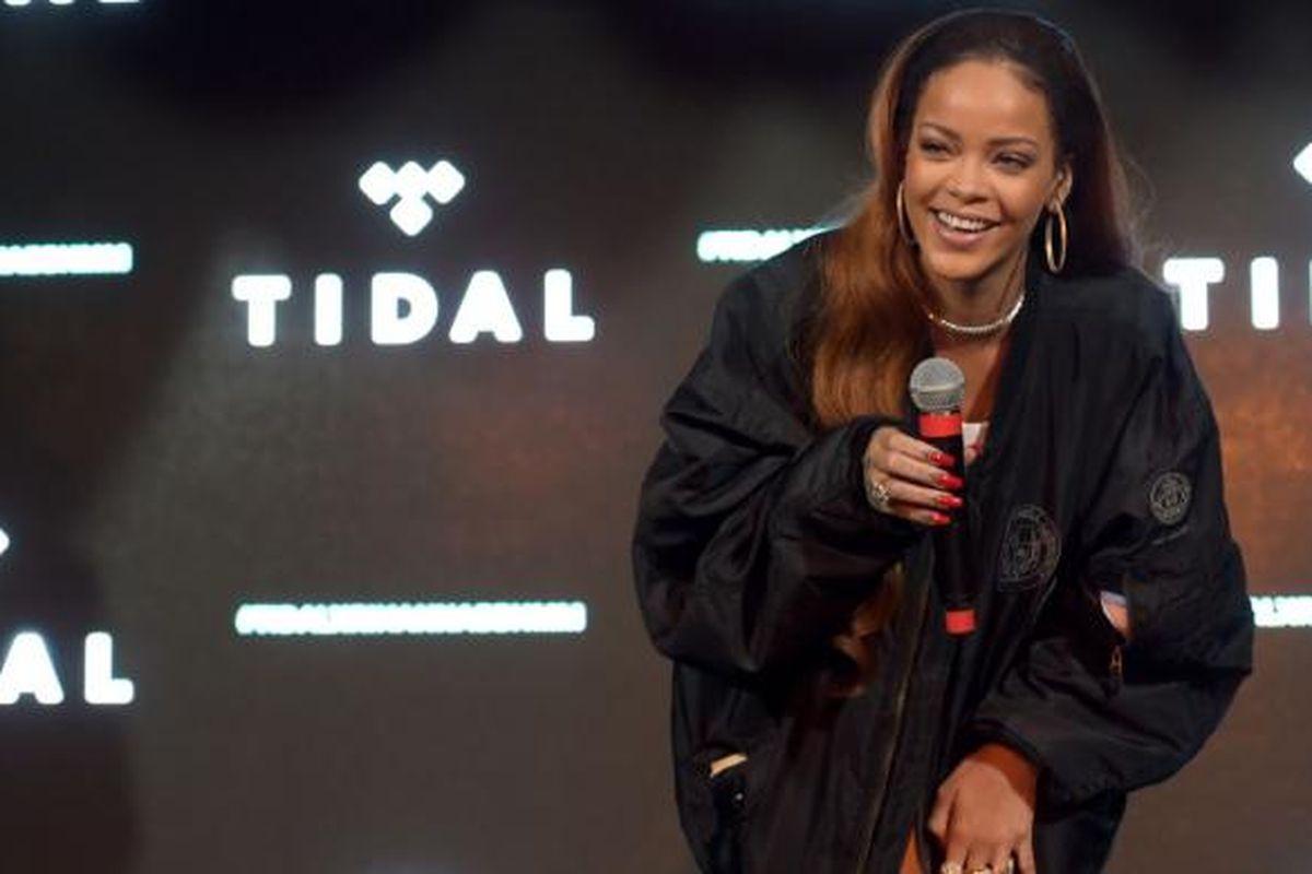 Rihanna memberi kejutan bagi para penggemarnya dalam acara TIDAL X: Rihanna BBHMM pada 1 Juli 2015 di Los Angeles, California, AS.