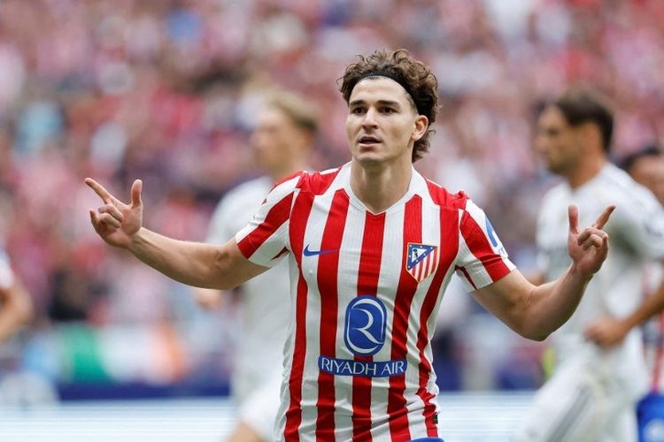 Penyerang Atletico Madrid, Julian Alvarez, merayakan gol ke gawang Real Madrid pada laga Derbi Madrid di Estadio Metropolitano pada Sabtu (27/9/2025).