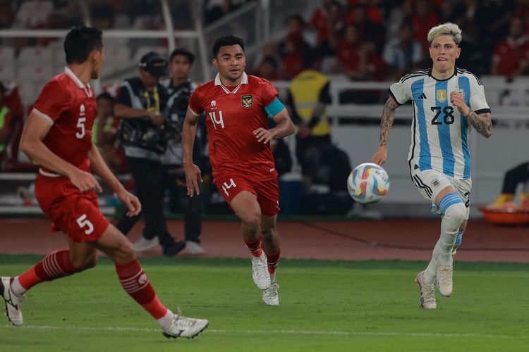 Pemain timnas Argentina, Alejandro Garnacho berebut bola dengan pemain timnas Indonesia, Asnawi Mangkualam dalam pertandingan FIFA Matchday edisi Juni 2023 di Stadion Utama Gelora Bung Karno, Jakarta, Senin (19/6/2023). Argentina unggul 2-0 atas Indonesia.