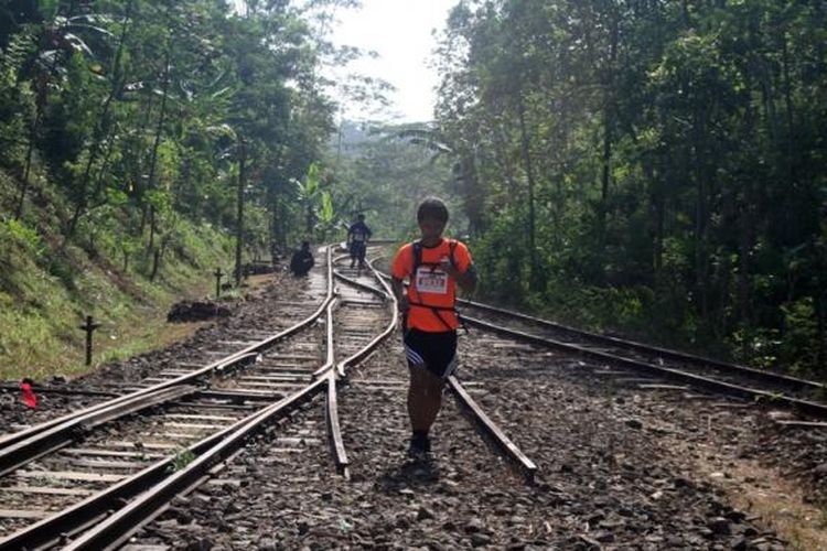 Peserta lari MesaStila Challenge Ultra 2014 memasuki Stasiun Bedono, Magelang, Jawa Tengah, Minggu (12/10/2014).