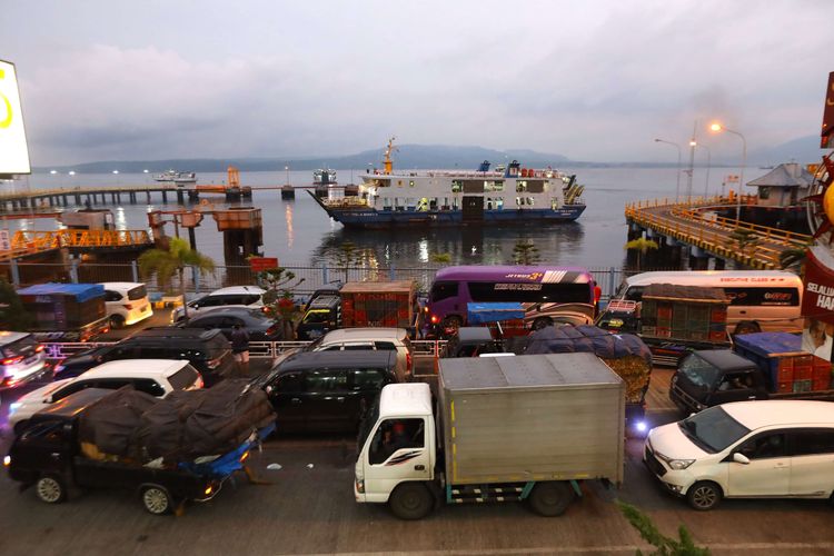 Antrean kendaraan memasuki kapal di Pelabuhan Ketapang, Banyuwangi, Jawa Timur, Jumat (4/3/2022). Mulai pukul 05.00 Wib aktivitas penyeberangan Ketapang-Gilimanuk mulai beroperasi kembali setelah sebelumnya ditutup untuk menghormati umat Hindu yang melaksanakan perayaan Hari Raya Nyepi di Bali.