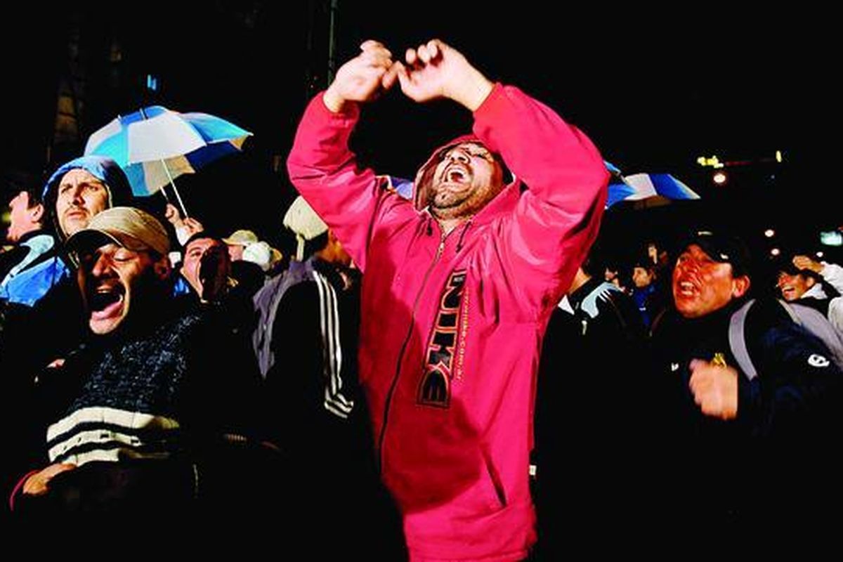 Pendukung Diego Maradona mengadakan unjuk rasa mengecam Presiden Asosiasi Sepak Bola Argentina Julio Grondona setelah keputusan pemecatan Maradona sebagai pelatih tim nasional Argentina dikeluarkan di Buenos Aires, Argentina, Selasa (27/7).