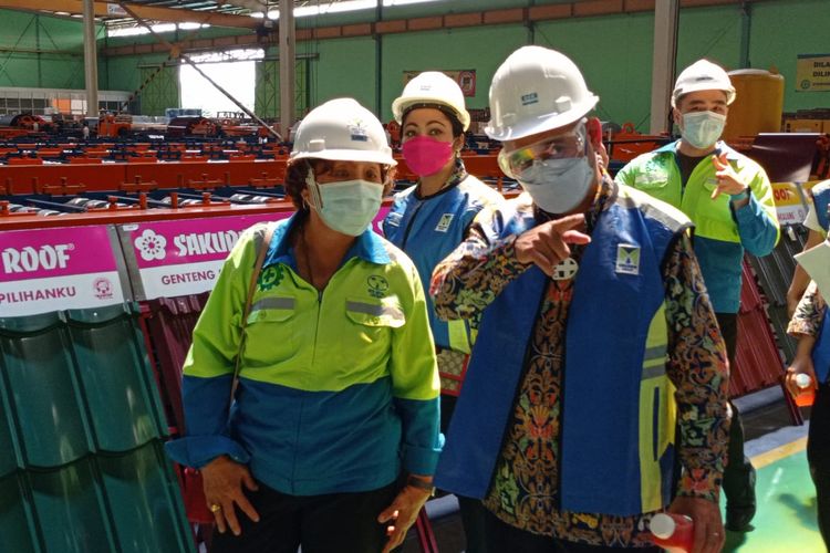 Direktur Kelembagaan dan Sumber Daya Konstruksi Kementerian PUPR, Nicodemus Dauddan melakukan kunjungan ke 3 lokasi fasilitas produksi baja ringan milik PT Tatalogam Lestari, di kawasan Industri Silicon Valey, Cikarang, Kabupaten Bekasi, Jawa Barat. 