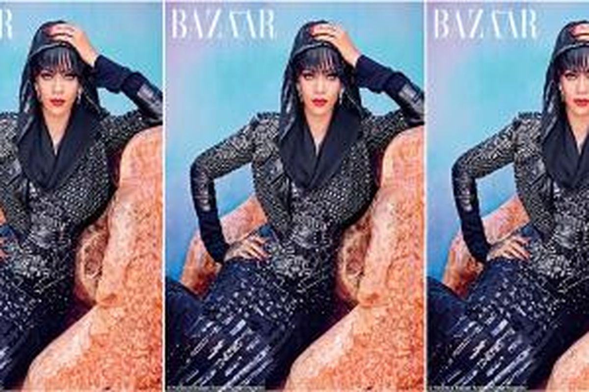 Rihanna kenakan kerudungan, berpose untuk majalah mode dan gaya hidup di Saudi Arabia.