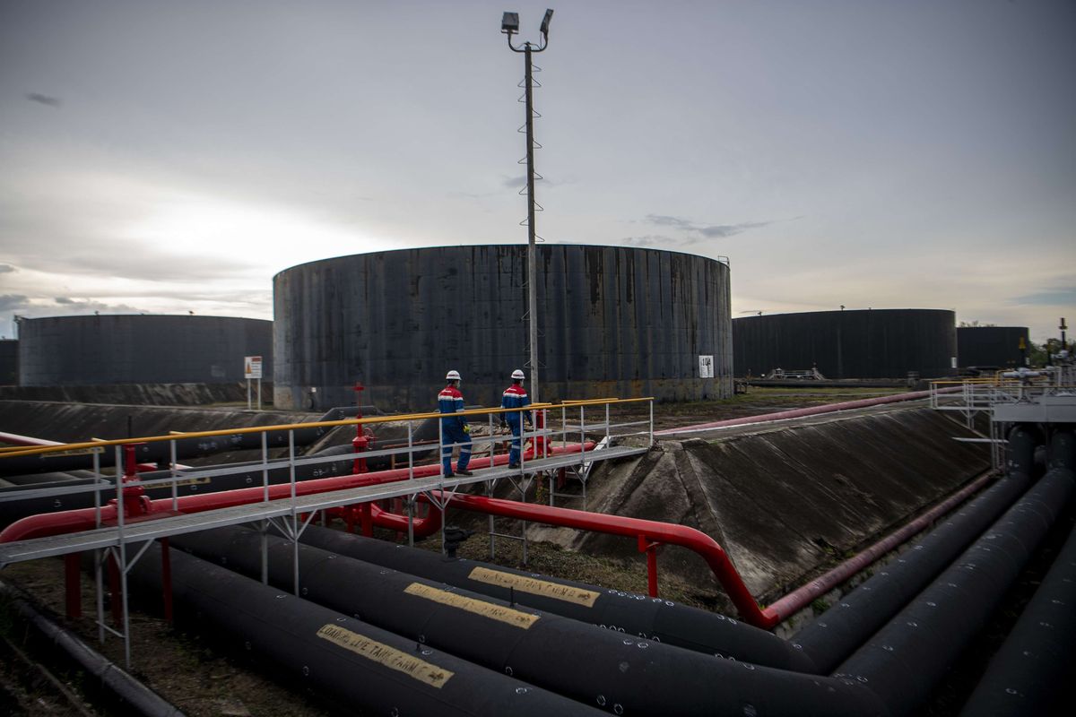 Pekerja PT Pertamina Hulu Rokan mengecek saluran pipa minyak yang menuju tangki pengumpul produksi minyak (Tank Farm) di Blok Rokan, Dumai.