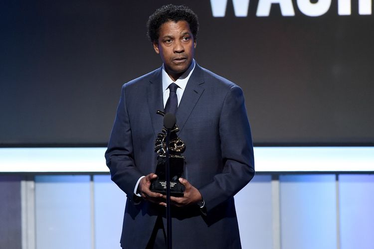 Aktor Denzel Washington menerima Hollywood Legacy Award pada pada BET Presents the American Black Film Festival Honors di Beverly Hills, California, pada 17 Februari 2017.