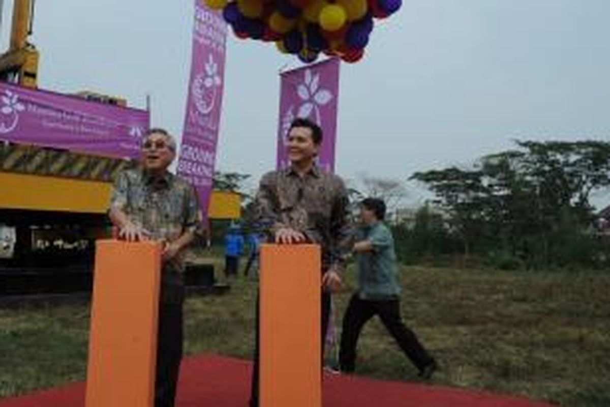 Direktur Utama PT Menara Pelangi David Sudjana (kanan), meresmikan pemasangan tiang pancang pertama Mustika Golf Residence (MGR) di Jalan Arifin C Noor, Kavling A.3A, Jababeka City, Cikarang, Sabtu (30/8/2014). 