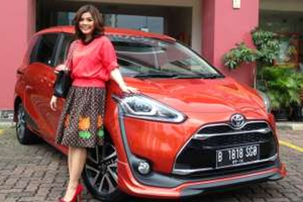 Merry Riana bersama Toyota Sienta