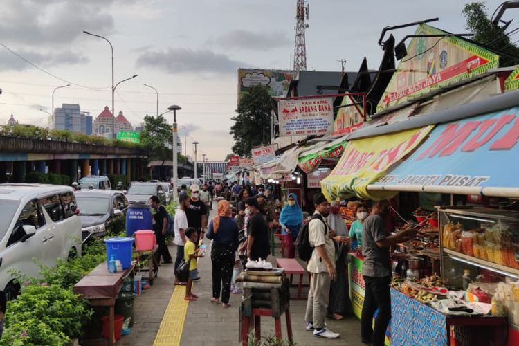 Sentra kuliner Nasi Kapau di Jalan Kramat Raya, Senen, Jakarta Pusat, ramai dikunjungi pembeli menjelang buka puasa hari pertama, Selasa (13/4/2021). 
