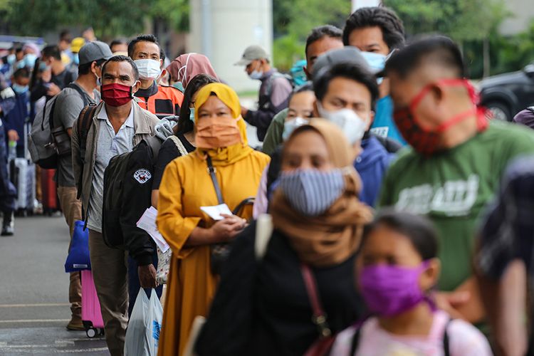 Calon penumpang pesawat mengantre untuk mengikuti tes cepat antigen di area Terminal 2 Bandara Soekarno Hatta, Tangerang, Banten, Selasa (22/12/2020). PT Angkasa Pura II mulai memberlakukan tes cepat antigen bagi para penumpang pesawat berdasarkan surat edaran Kementerian Perhubungan sebagai syarat penerbangan di Bandara Soekarno-Hatta mulai Selasa ini.