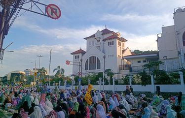 Kegiatan shalat Ied di depan GPIB Koinonia, Jatinegara, Jakarta Timur, Rabu (10/4/2024).