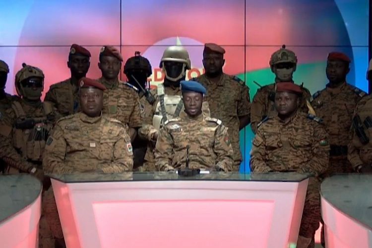 Junta di Burkina Faso mengonfirmasi kudeta secara langsung di TV pemerintah: Presiden ditahan, parlemen dibubarkan, dan konstitusi ditangguhkan pada Senin (24/1/2022).
