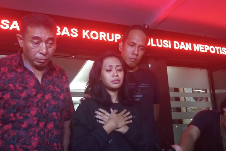 Penyanyi Karen Pooroe (tengah) dan kuasa hukum, Wemmy Amanupunyo (kiri) di Polres Jakarta Selatan, Senin (10/2/2020).
