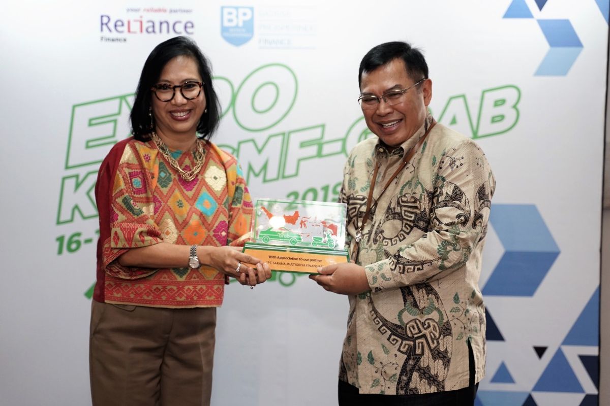 Direktur Utama PT Sarana Multigriya Finansial (SMF) Ananta Wiyogo dan Managing Director Grab Indonesia Neneng Goenadi meresmikan peluncuran KPR SMF-Grab, Senin (16/9/2019).