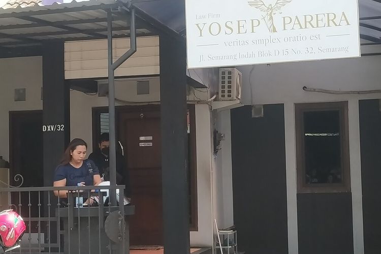 Sejumlah karyawan masih datang ke kantor lokasi Yosep Parera ditangkap KPK di Semarang Barat, Kita Semarang, Jawa Tengah. Jumat (23/9/2022)