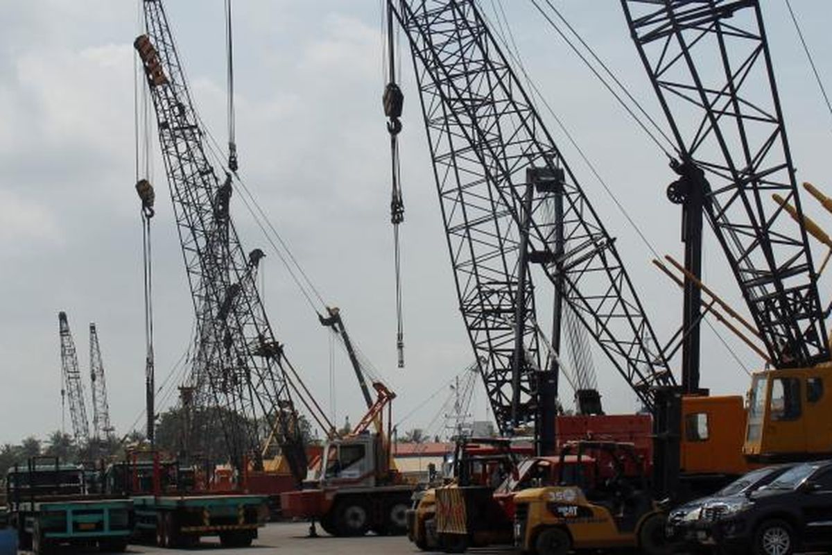 Derek di Pelabuhan Batam Ampar, pelabuhan terbesar di Batam, Kepulauan Riau. Batam membutuhkan pelabuhan lebih besar agar bisa memanfaatkan keuntungan terletak di Selat Malaka.  Kapal-kapal lebih memilih berlabuh di Singapura dan Malaysia karena di sana tersedia pelabuhan yang lebih memadai