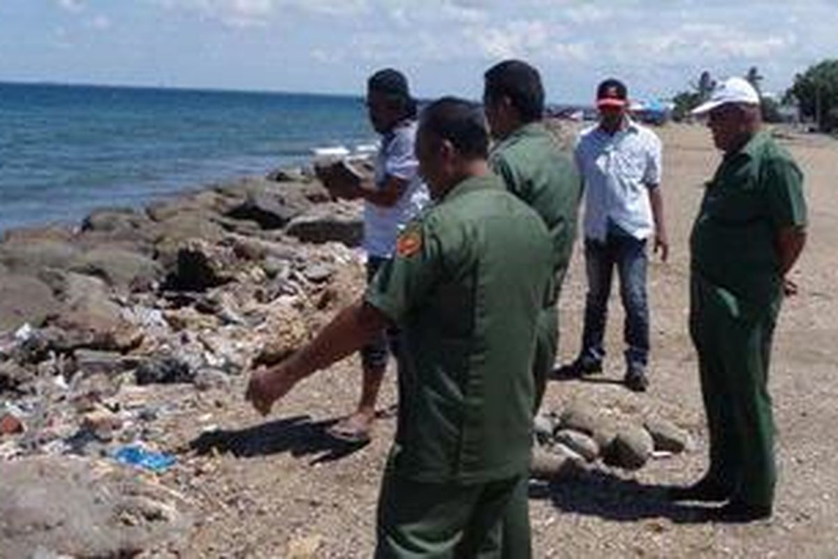 T Zahedi, Kepala Dinas Pekerjaan Umum Kota Lhokseumawe, Senin kemarin (22/10/2012) meninjau lokasi tanggul yang terancam longsor.