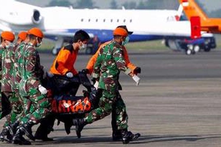 Petugas memindahkan kantong berisi jenazah korban kecelakaan Sukhoi Superjet 100 dari helikopter menuju mobil ambulans di Bandara Internasional Halim Perdanakusuma, Jakarta, Sabtu (12/5/2012). Diperkirakan hari ini dua belas jenasah akan dievakuasi dari lokasi kecelakaan menuju Rumah Sakit Polri RS Sukanto, Kramatjati, Jakarta Timur, untuk diindentifikasi.