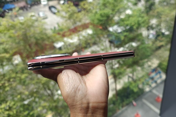 Penampakan ponsel lipat Huawei Mate X6 saat dilipat.