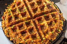 Resep Nasi Goreng Bentuk Waffle Renyah, Kreasi Unik Sisa Makanan