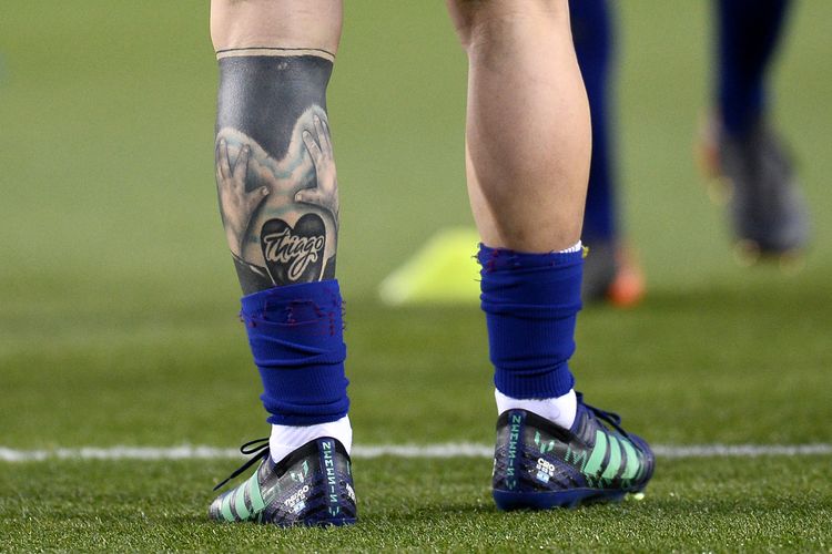 Tato kaki Lionel Messi bergambar nama anaknya, Thiago menjelang pertandingan sepak bola leg pertama perempat final Liga Champions UEFA antara Barcelona dan AS Roma di Stadion Camp Nou di Barcelona pada 4 April 2018. 