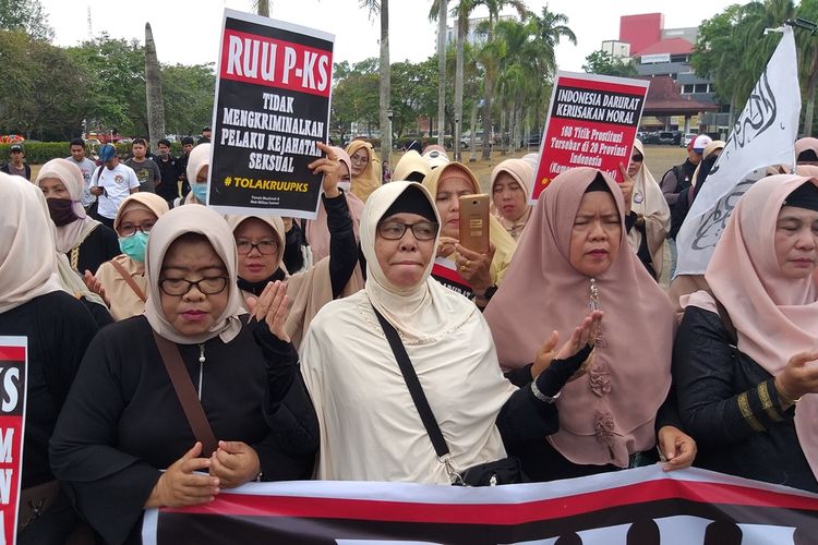 Ratusan kaum ibu yang tergabung dalam Emak-Emak militan melakukan aksi demo menolak disahkannya RUU P-KS di halaman kantor DPRD Provinsi Sumatera Selatan, Rabu (25/9/2019).