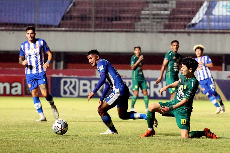 Pemain Persiraja Banda Aceh menjaga ketat pemain Persebaya Surabaya Taisei Marukawa saat pertandingan pekan 10 Liga 1 2021-2022 yang berakhir dengan skor 2-0 di Stadion Maguwoharjo Sleman, Minggu (31/10/2021) malam.