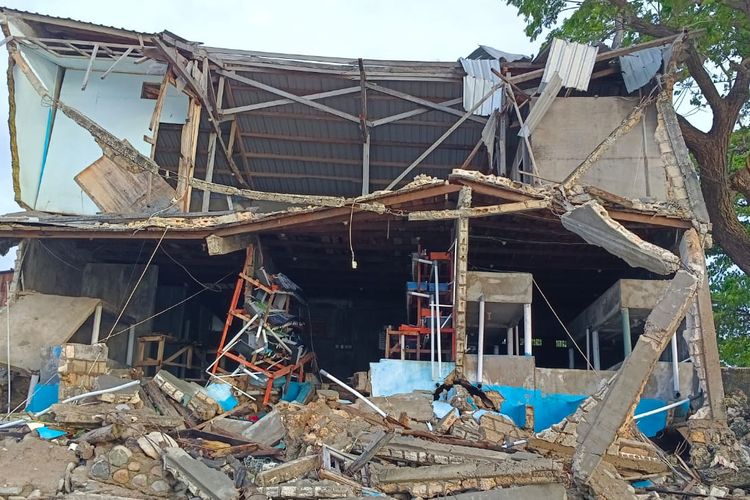 Rumah warga Kelurahan Pasir Panjang, Kecamatan Kelapa Lima, Kota Kupang, Nusa Tenggara Timur (NTT), rusak berat diterjang gelombang laut, Senin (10/4/2023) 