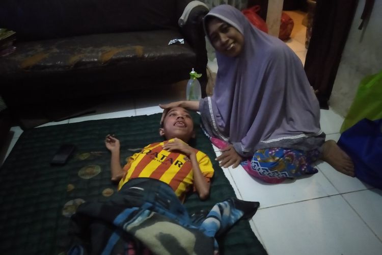 Fauzan saat bersama sang ibu di kediamanya di Jalan Unta Raya, RT 002/006, Pondok Ranji, Ciputat, Tanggerang Selatan.