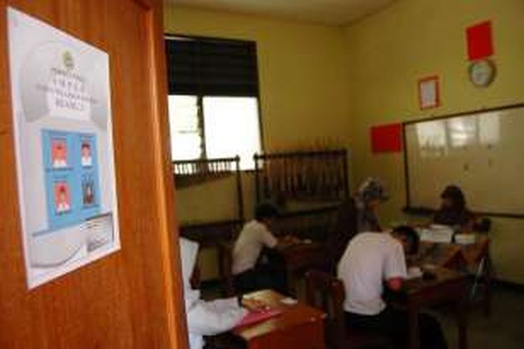 Empat siswa Sekolah Luar Biasa (SLB) B Dharma Wanita Kota Bogor, mengikuti   pelaksanaan Ujian Nasional (UN) tingkat SMP, Senin (9/5/2016).