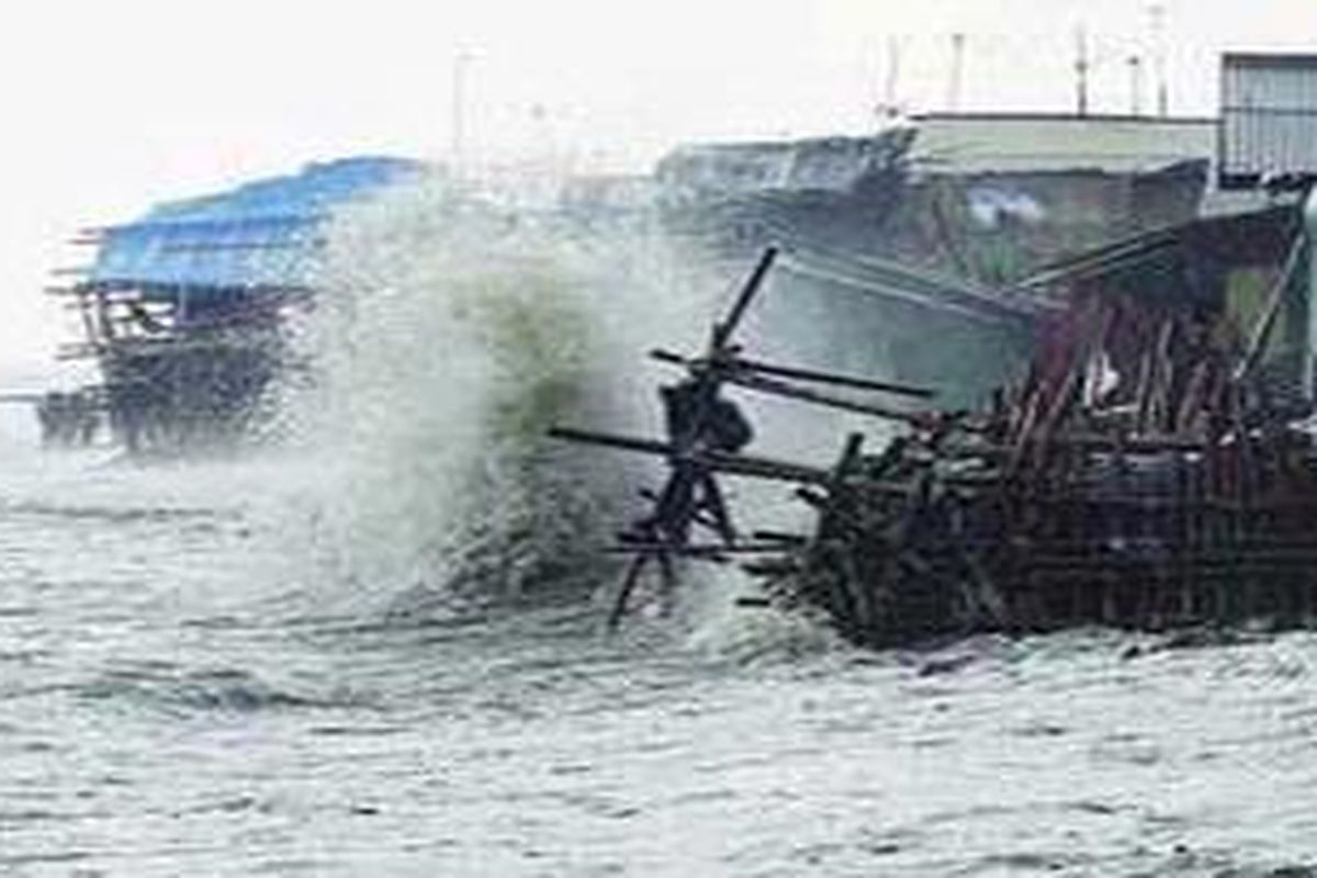 Ilustrasi: Ombak besar menghantam rumah-rumah di RW 13 dan RW 01 Kelurahan Kalibaru, Kecamatan Cilincing, Jakarta Utara.