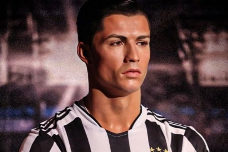 Patung lilin Cristiano Ronaldo di museum Madame Tussauds Dubai masih mengenakan jersey Juventus, klub lamanya sebelum kembali ke Manchester United pada Agustus 2021. Pihak museum pada Rabu (20/10/2021) mengatakan, akan segera mengganti jersey-nya.