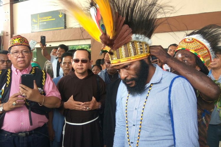 Frantinus Nirigi saat dikenakan mahkota kebesaran masyarakat adat Papua saat tiba di Bandara Sentani, Jayapura (14/11/2018)