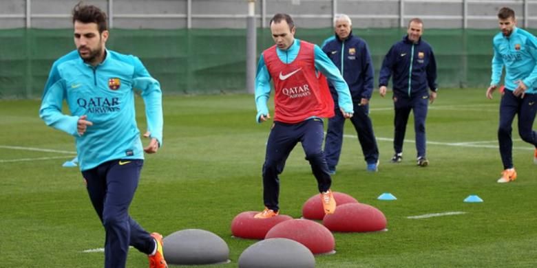 Tiga pemain Barcelona, Cesc Fabregas (kiri), Andres Iniesta (kedua dari kiri), dan Gerard Pique (kanan), menjalani sesi latihan tim di Ciutat Esportivo Joan Gamper, Barcelona, Minggu (16/2/2014).