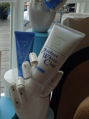 Senka Perfect White Clay bersama produk facial wash terdahulu Senka, yakni Perfect Whip saat diperkenalkan pada acara gathering di Jakarta, Senin (4/6/2018).