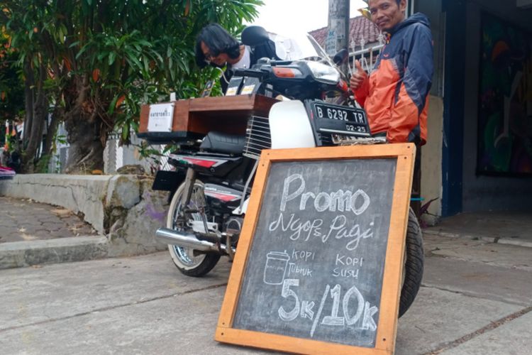 Ihsan Saefulloh saat melayani penikmat kopi premium Garutan, di atas motor antik miliknya di bilangan Jalan Patriot komplek Pemerintahan Pemkab Garut, Kamis (01/09/2022)