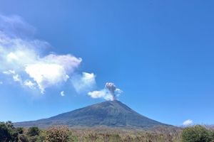 Gunung Ile Lewotolok Meletus 107 Kali, Disertai Gemuruh dan Lontaran Lava Pijar