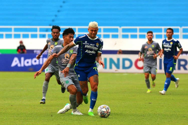 Aksi pada laga Persib Bandung vs Persebaya Surabaya di ajang Liga 1 2022-2023 di Stadion Jatidiri (Semarang) pada Sabtu (10/12/2022) sore WIB.