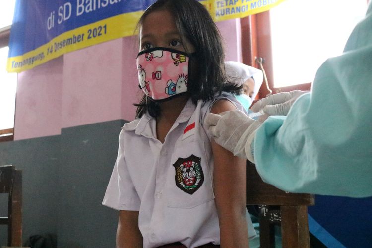 Vaksinasi Covid-19 untuk anak di SD Negeri 1 Bansari, Kabupaten Temanggung, pada Selasa (14/12/2021).