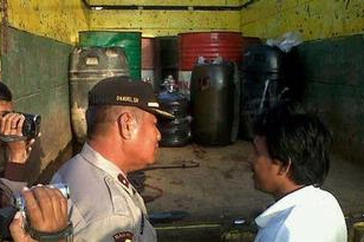 Anggota Polres Sampang saat mengamankan barang bukti 2.000 Solar yang ditimbun dari rumah tersangka