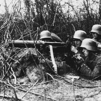 Tentara Jerman mengoperasikan senapan Maxim di Perang Dunia I 