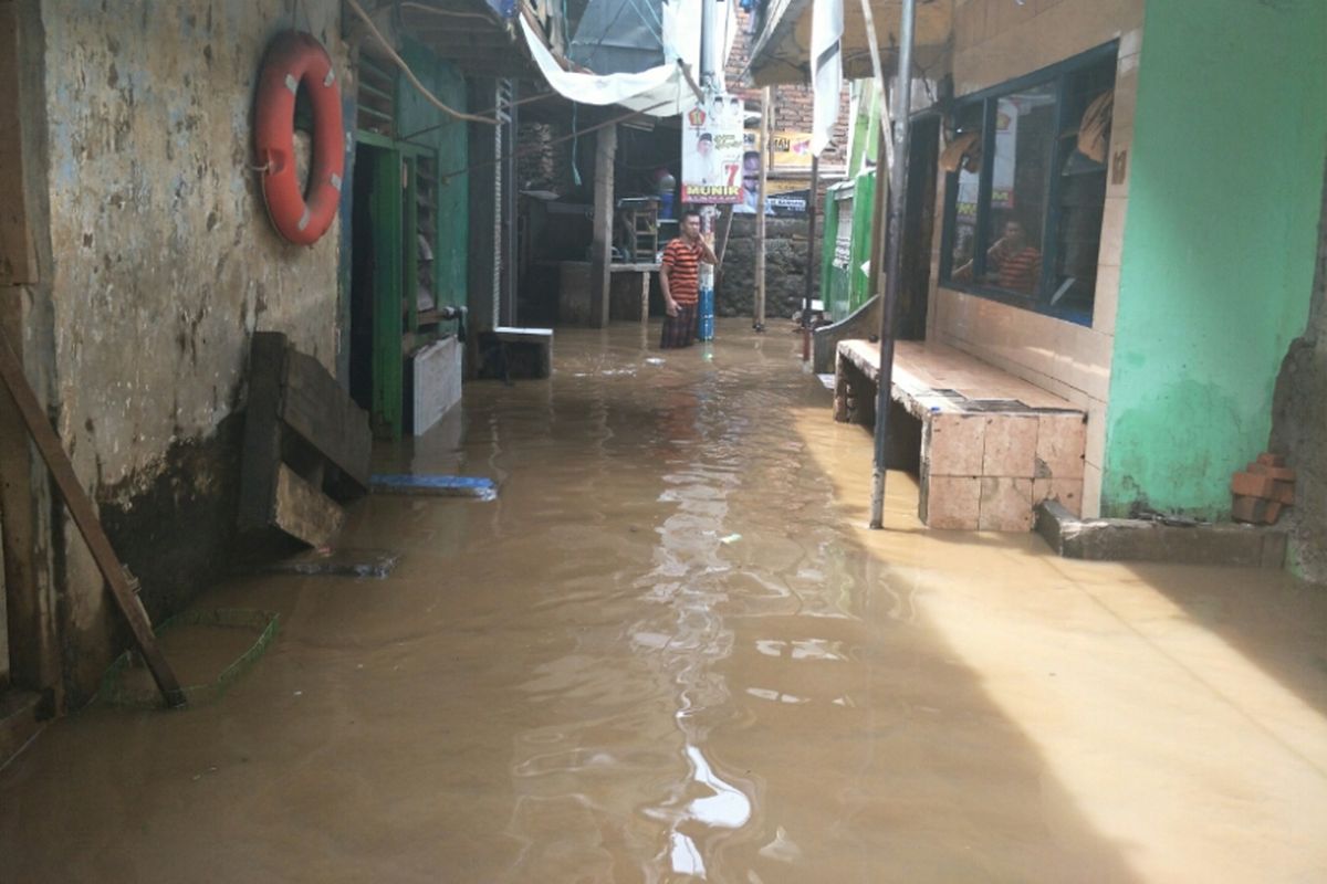 Banjir melanda daerah Kebon Pala, Kampung Melayu, Jakarta Timur, Selasa (26/2/2019), saat cuaca di kawasan itu cerah.