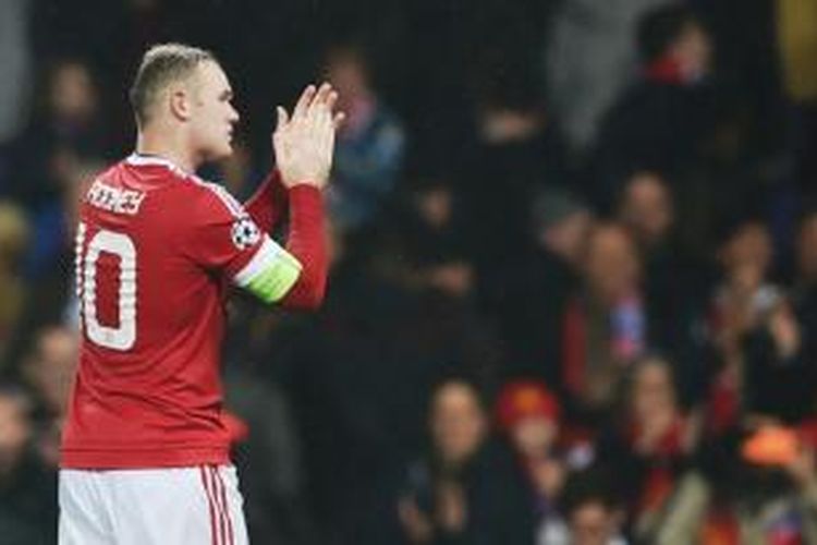 Penyerang Manchester United, Wayne Rooney, bertepuk tangan seusai membawa timnya meraih kemenangan atas CKSA Moskva, Selasa atau Rabu (4/11/2015) dini hari WIB. 