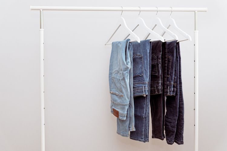 Ilustrasi celana jeans, rekomendasi merek celana jeans lokal terbaik
