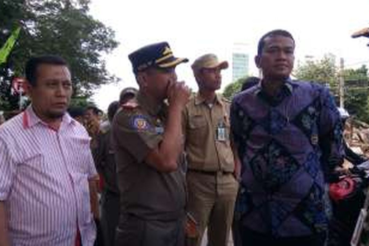 Anggota DPRD DKI Jakarta dari Komisi A, seperti Syarif, Riano P. Ahmad,
Ahmad Yani, dan Gani Suwondo saat mengunjungi lokasi penggusuran di
Rawajati, Jakarta Selatan, Senin (5/9/2016). Mereka disambut oleh Kepala
Satpol PP Jakarta Selatan Ujang Hermawan.
